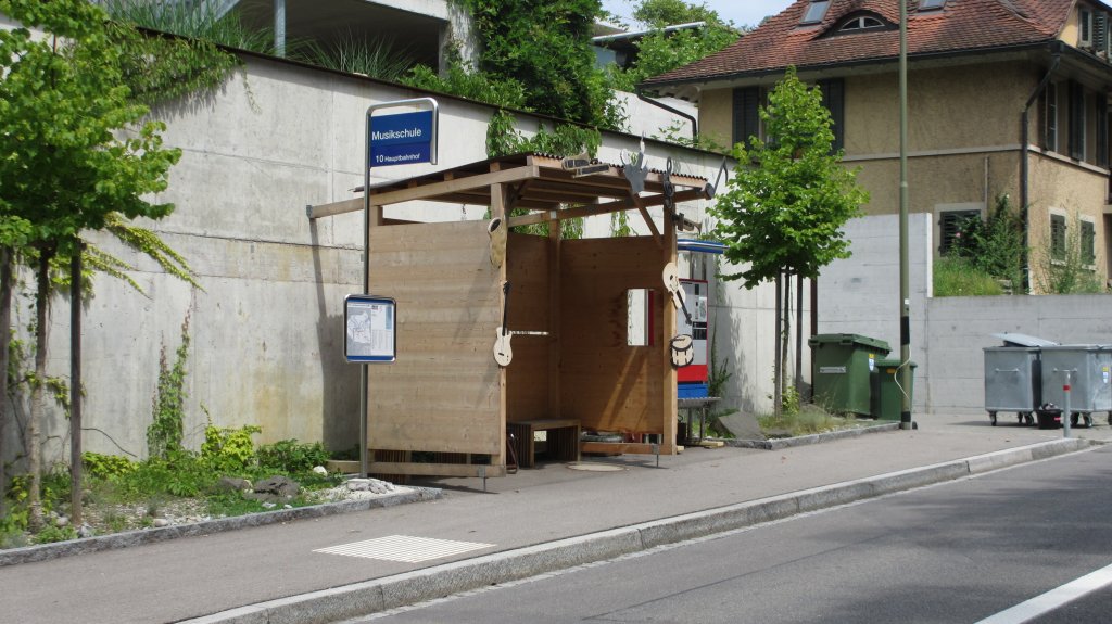 Ein selbstgebautes Bus-Wartehuschen haben ungeduldige Anwohner bei der Haltestelle Musikschule an der Linie 10 in Winterthur aufgestellt, um die Wartezeit fr den  offiziellen  stdtischen Unterstand zu berbrcken. Bild: 5.7.2012