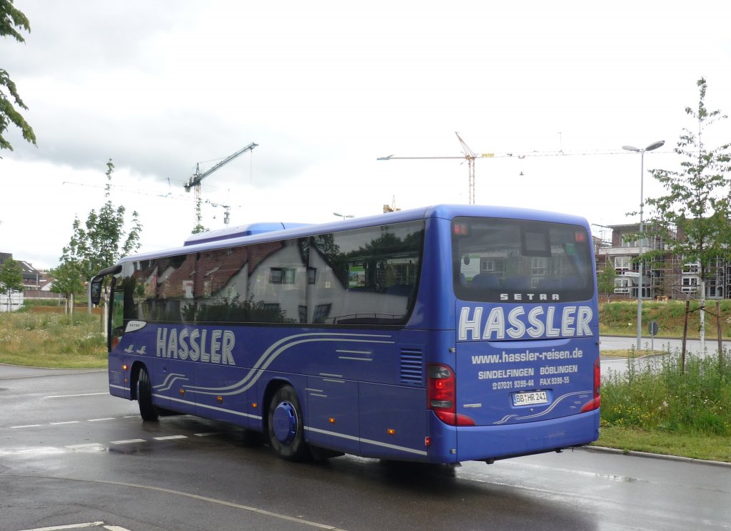 Ein Setra S 412 UL, der Fa. Hassler-Reisen, in Maichingen, am Fuballplatz