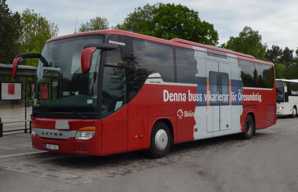 Ein Setra S 415 GT-HD. Dieser Reisebus-Hochdecker der ComfortClass ist hier als berland-Linienbus, von Blekingetrafiken im Einsatz am Bahnhof Karlshamn/Schweden. Gesehen am 26.05.2012.  