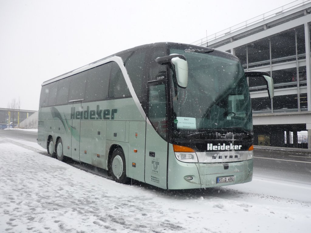 Ein Setra S 415 HDH der Fa. Heidecker in Stuttgart am Messeparkplatz, Am 17.01.2013