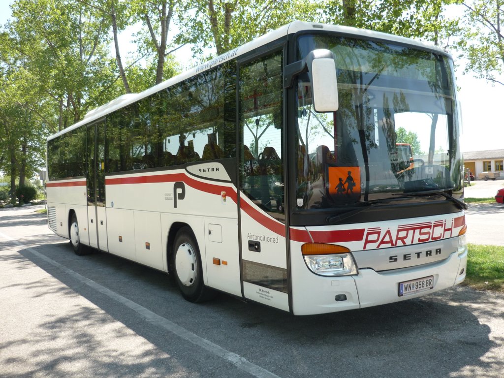Ein Setra S 415 UL,der Fa. Partsch, auf dem Parkplatz in Mrbisch am Neusiedler-See in sterreich, wartet auf seinen nchsten Einsatz am 29.06.2010. Er fuhr an diesem Tag als Schulbus.