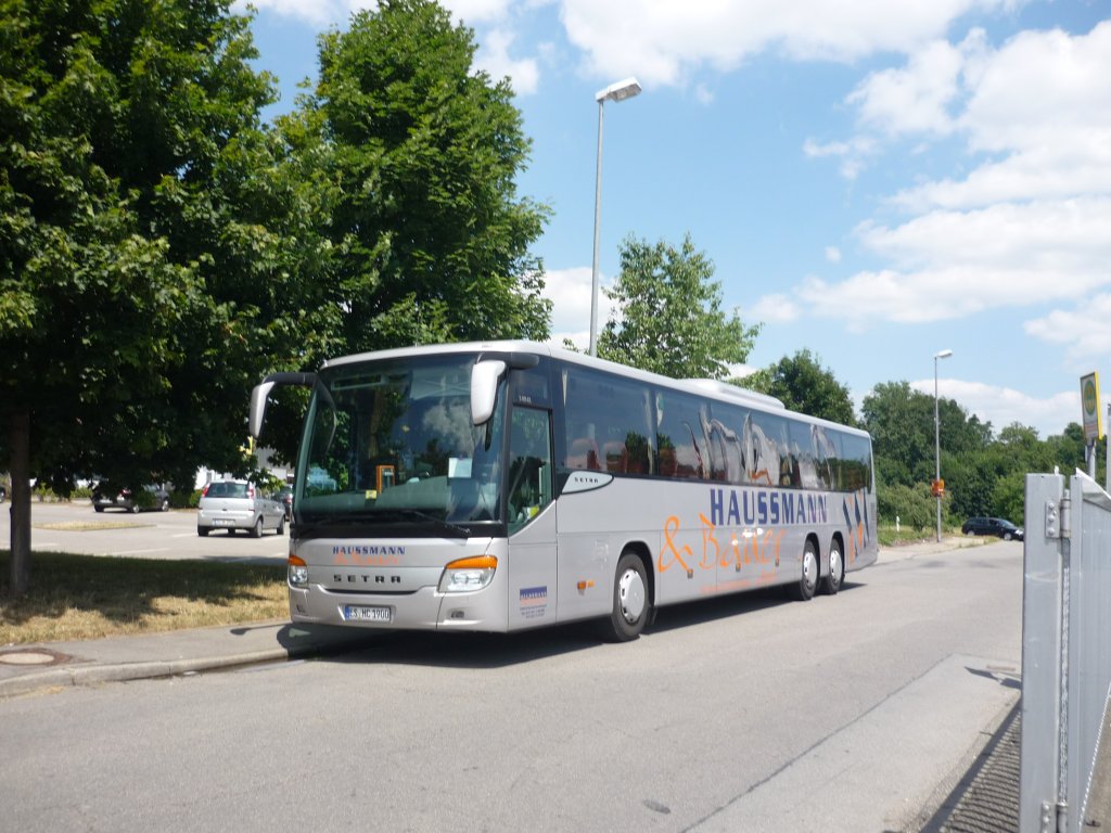 Ein Setra S 419 UL abgestellt in Neckartenzlingen, der Fa. Hausmann mit der passenden Bezeichnung XXL. AM 19.07.2010.