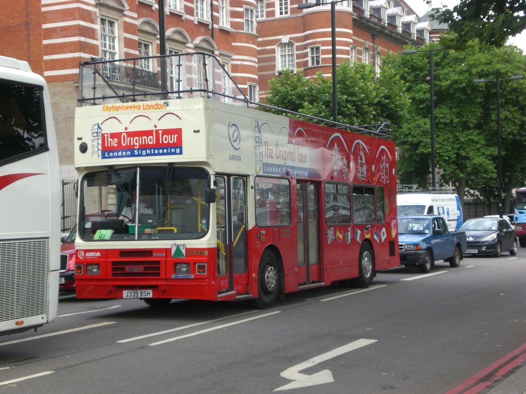 Ein Sightseeing-Tour-Bus auf der Westminster Bridge.