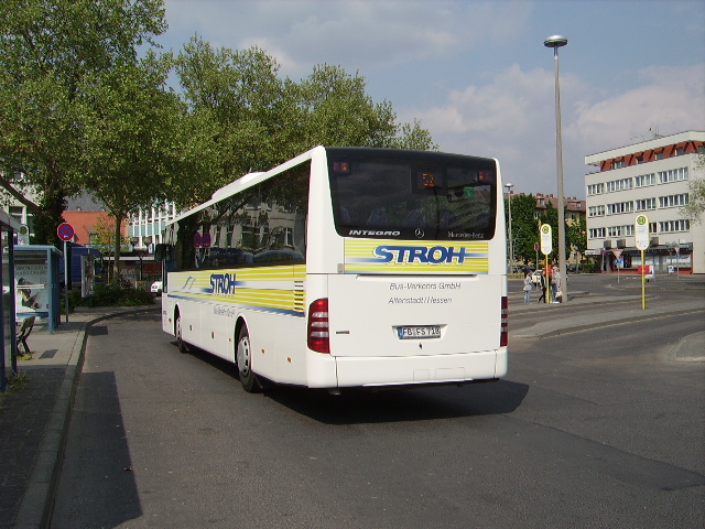 Ein Stroh Bus Mercedes Benz Integro am 26.04.11 in Hanau 