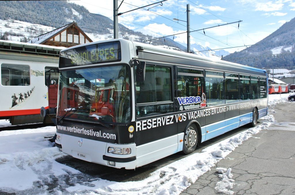Ein TMR Skibus (Renault) von Verbier abgestellt in Orsires, 13.01.2013. 