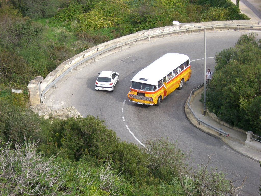 Ein typischer  Malta-Bus  kmpft sich den Berg nach Melliha herauf, 21.11.2009