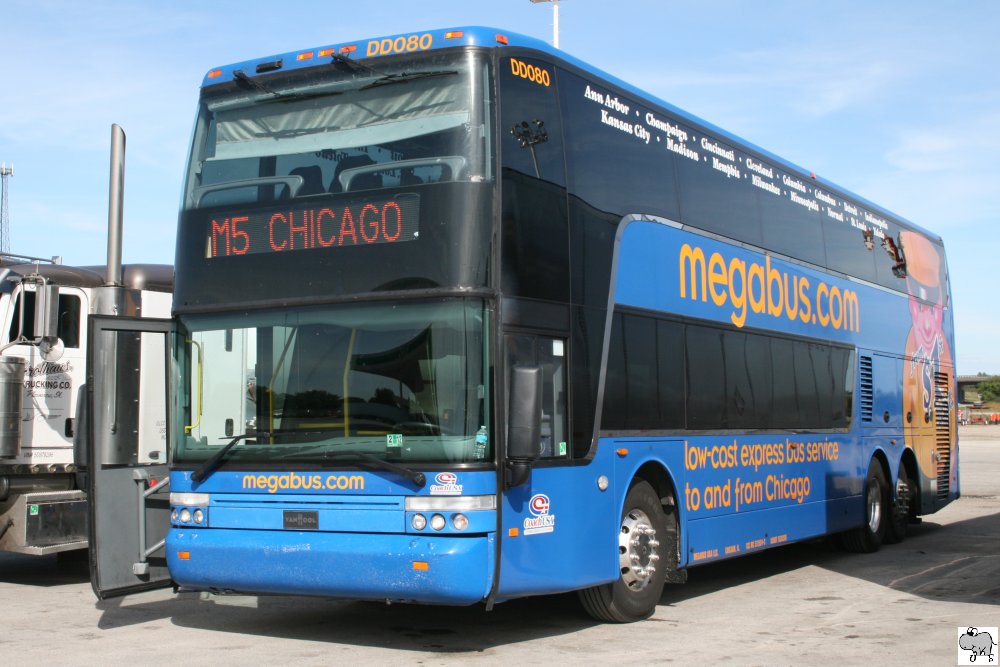 Ein Van Hool TD925 des Unternehmens  megabus.com  legt in McLean / Illinois am 15.September 2011 eine Pause am Dixie Truck Stop ein.