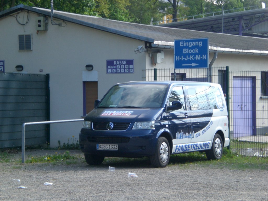 Ein Volkswagen Kleinbus des Vereins Hertha BSC Berlin Zustndig fr die Fanbetreuung am Sparkassen-Erzgebirgsstadion in Aue.