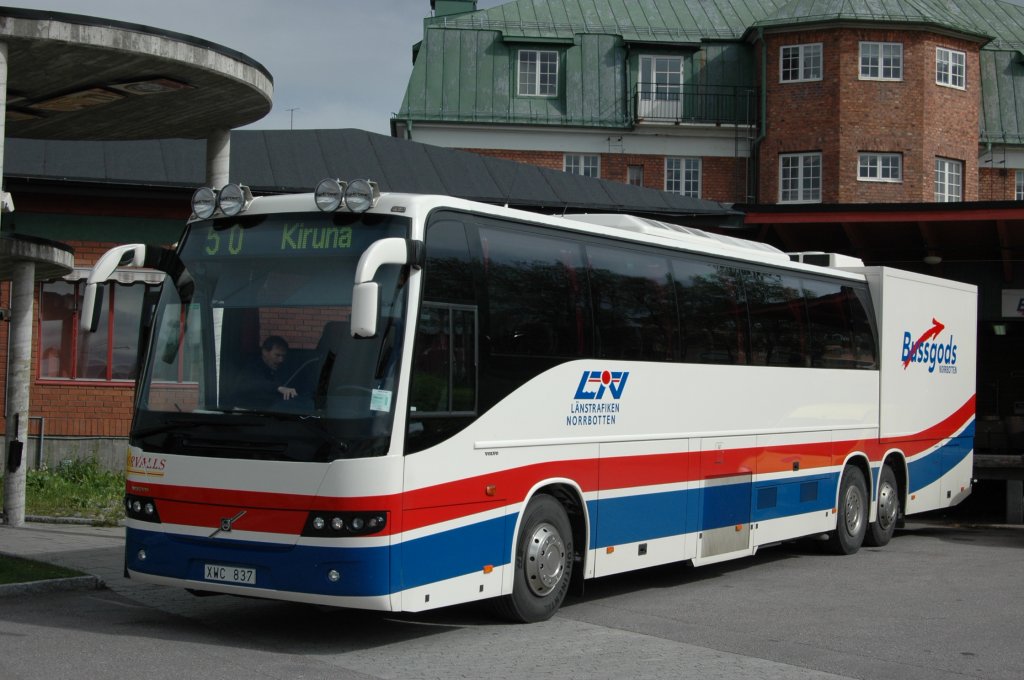 Ein Volvo �berlandlinienbus, der auch Postgut und kleines St�ckgut bef�rdert.