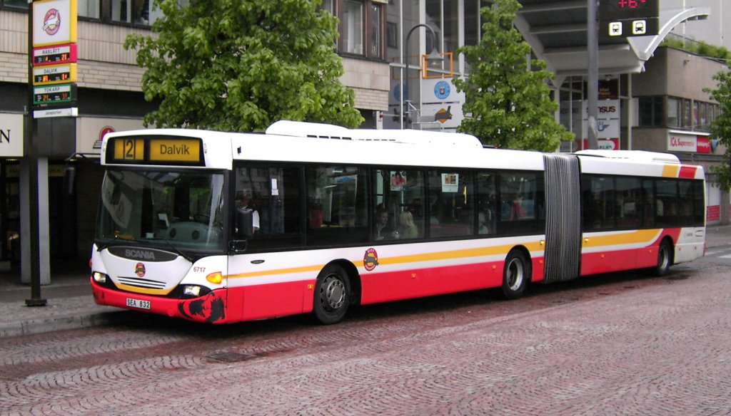 Ein Volvo Gelenkbus im Linienverkehr der Sttdischen Verkehrsbetriebe in Jnkping im Juni 2005 gesehen. 