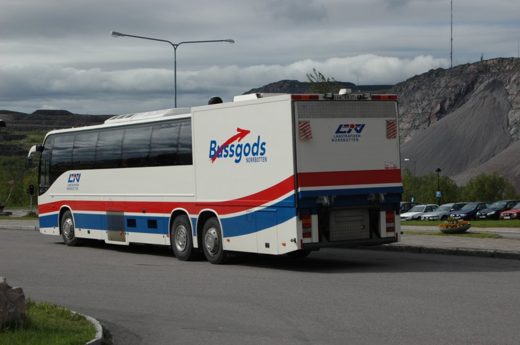 Ein Volvo berlandlinienbus, der auch Postgut und kleines Stckgut befrdert. Im Juni 2008 in Kiruna/Schweden gesehen.