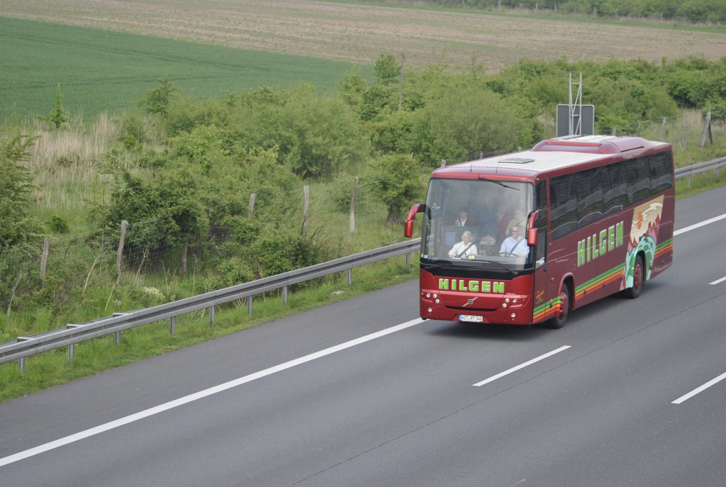 Ein Volwo-Reise Bus, (Hilger Reisen) auf der A2, bei Lehrte/Niedersachen, am 09.05.2010. Grsse an den Fahrer frs Winken.