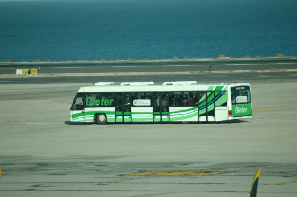 Ein Zubringerbus von Binter fotografiert am 21.12.2010 in Arrecife/Lanzarote. 