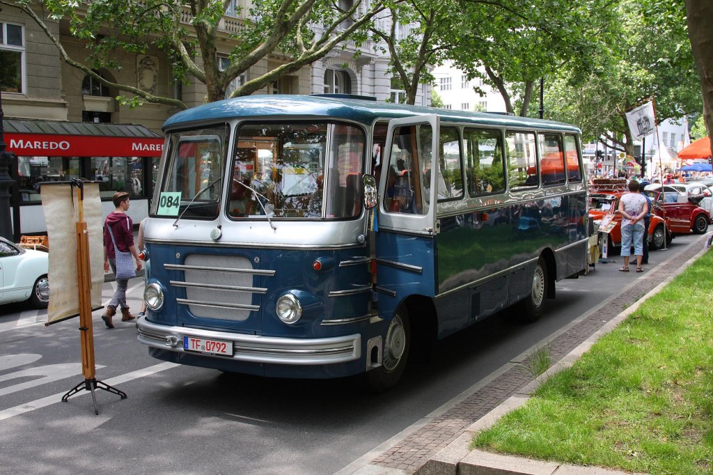 Eine absolute Raritt wurde am 7.6.2013 auf dem Kuhdamm in Berlin prsentiert.
Es handelt sich um einen VEB Zwickau Reisebus H 3 B, Baujahr 1952.
Nach Auskunft des Eigentmers soll es nur noch drei dieser Busse geben.