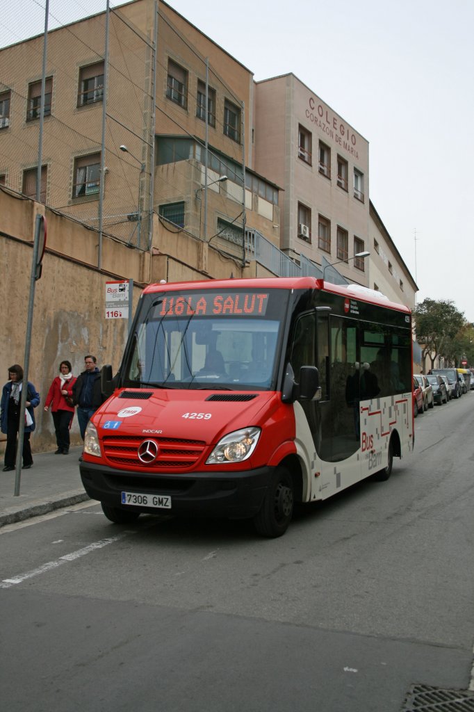 Eine eher seltene Erscheinung sind in Barcelona solche Minibusse vom Typ Mercedes-Benz 515CDI/Vehixel Cityos, die aktuell aus geliefert werden. Hier auf der Carrer de Larrard.