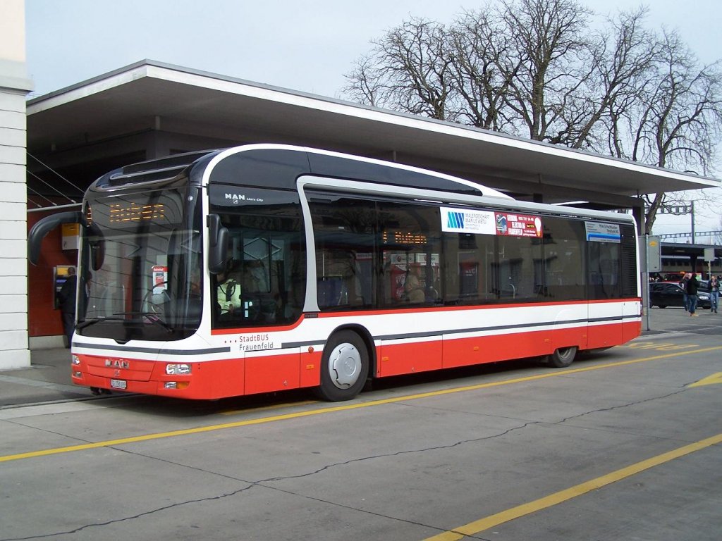 Einer der beide Lion's City Hybrid in Frauenfeld am 18/02/12.