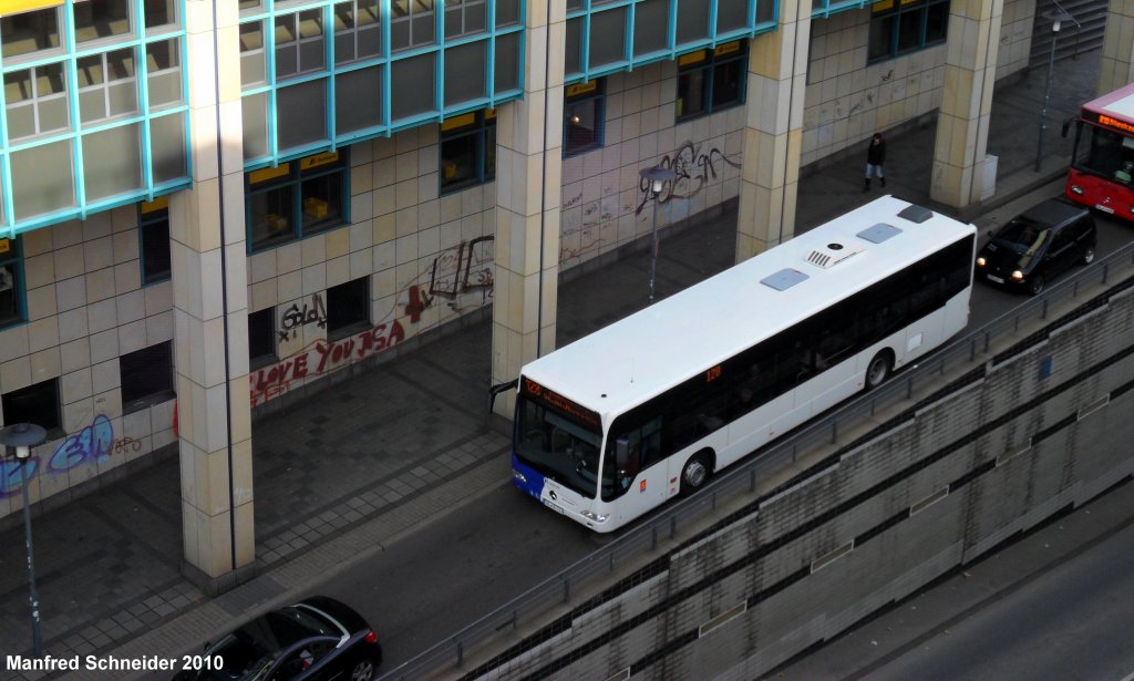 Einer der neuen Citaro Busse verlsst die Haltestelle Saarbrcken Hauptbahnhof.Das Bild habe ich am 26.10.2010 gemacht.