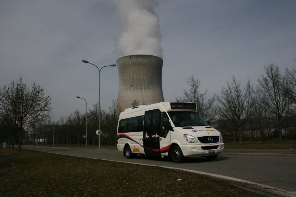 Einige Kurse der Linie 147 Koblenz - Leibstadt bedienen auch das Kernkraftwerk Leibstadt, das grsste seiner Art in der Schweiz. Vor dem Khlturm ist der Sprinter AG 229'946 von PU Erne, Full, unterwegs zurck auf die Hauptstrasse und nach Leibstadt. 