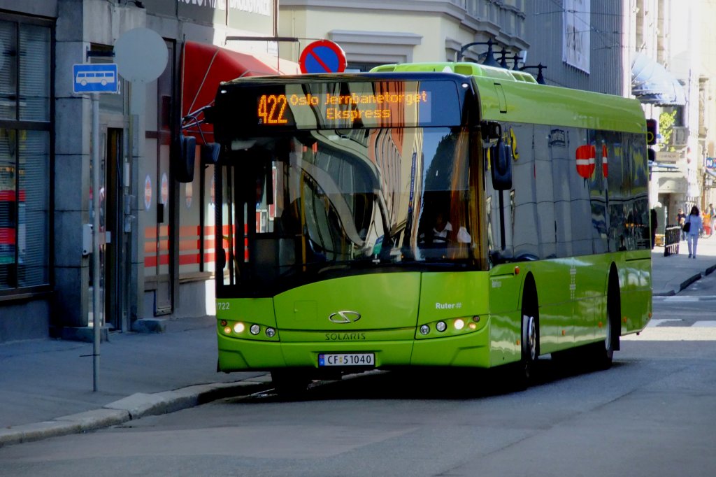 Einige Schnellbusse in Oslo sind in Hellgrner Farbgebung unterwegs, so auch dieser Solaris Urbino 10, gesehen am 9.7.2010 in der Nhe des Hauptbahnhofs. 