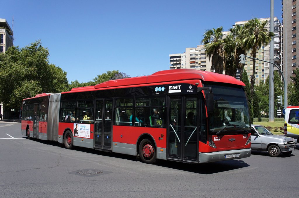 EMT Valencia (Stadtbus): Eher selten sind Gelenkbusse: Van Hool AG 300, Wagennummer 8104 befährt die Avinguda de Blasco Ibáñez. Aufgenommen im Mai 2013. 