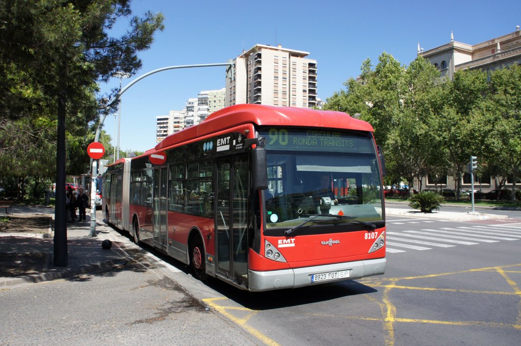 EMT Valencia (Stadtbus): Eher selten sind Gelenkbusse: Van Hool AG 300, Wagennummer 8107 befährt die Avinguda de Blasco Ibáñez. Aufgenommen im Mai 2013. 
