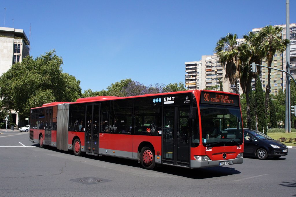 EMT Valencia (Stadtbus): Eher selten sind Gelenkbusse: Mercedes-Benz Citaro Facelift, Wagennummer 8204 befährt die Avinguda de Blasco Ibáñez. Aufgenommen im Mai 2013.