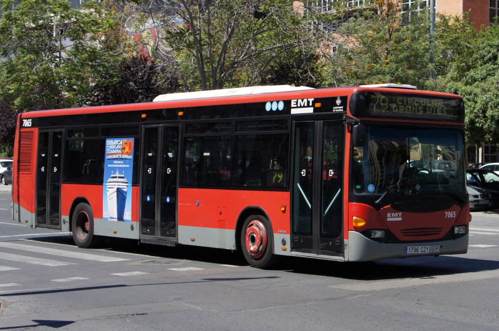 EMT Valencia (Stadtbus): Scania Carsa, Wagennummer 7065 mit Traffic Board befährt die Avenida Aragón. Aufgenommen im Mai 2013. 