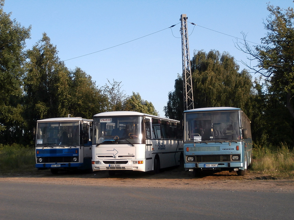 Ende der Arbeit und drei Karosa Wagen in Tbor. Von links: Stadtbus Karosa B732, Schulbus Karosa C935 Rcro und letzte Reisebus Karosa LC735. (30.6.2013)