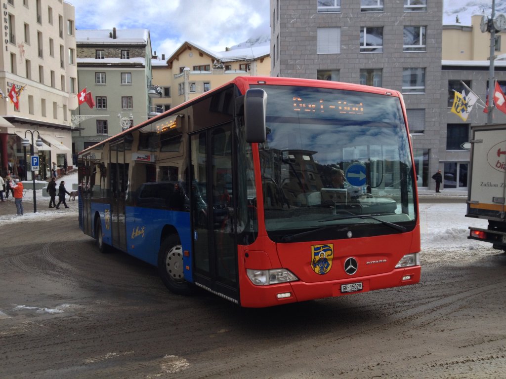 Engadin Bus, Mercedes-Benz Citaro (GR 15029) am 02.01.2013 beim Schulhausplatz in St. Moritz. Der Bus ist auf der Linie 3 (Ortsbus St. Moritz) unterwegs.

