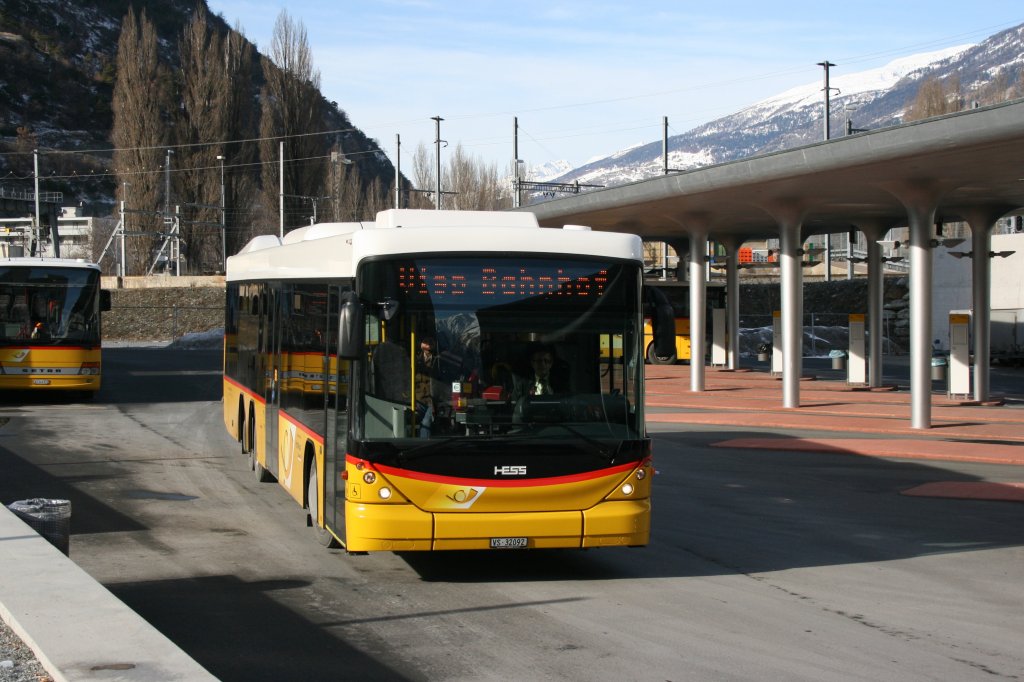 Erster Einsatztag fr die neuen 13.5-Meter-Busse im Wallis: PU In-Albon AG, Visp, VS 32'092 (Scania/Hess K360UB6x2) am 22.1.2010 beim Bahnhof Visp.