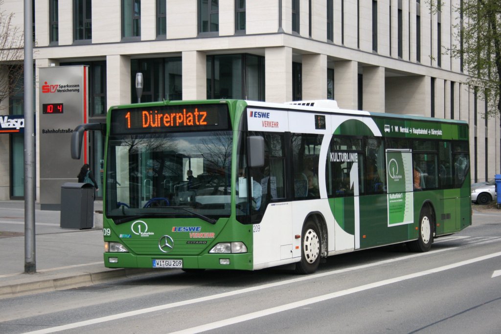 ESWE Verkehr 209 (WI GU 209) macht Werbung fr die Kulturlinie 1.
Aufgenommen am HBF Wiesbaden.
10.4.2010