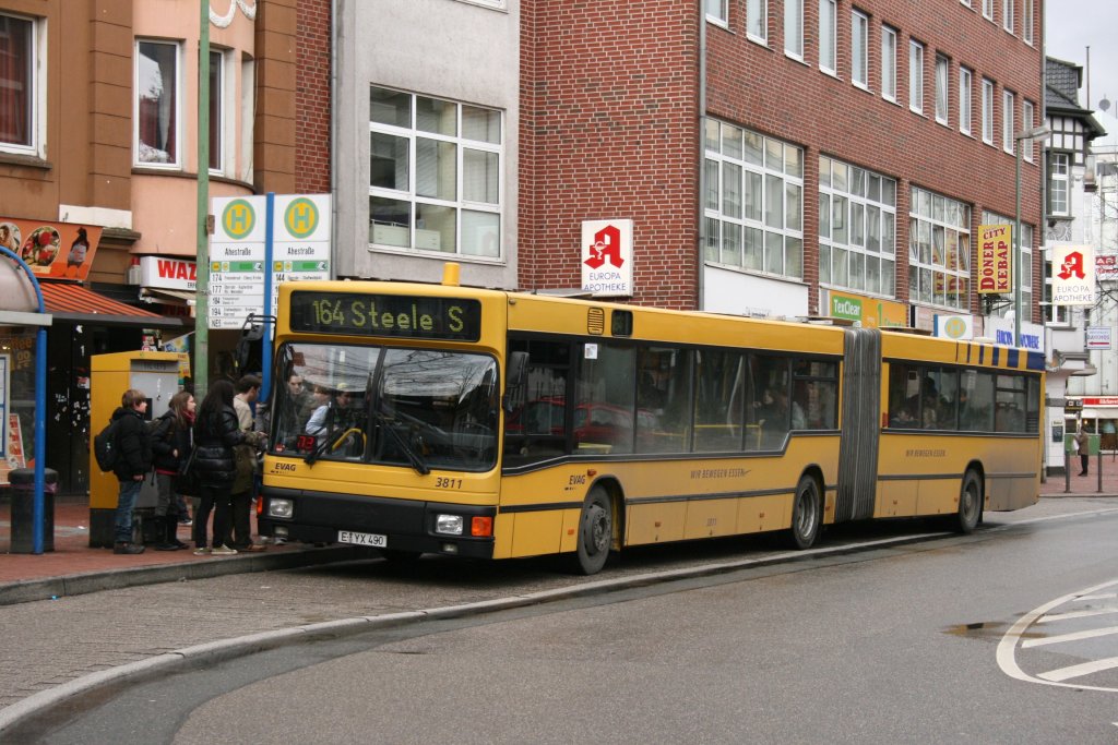 EVAG 3811 (E YX 490) an der Ahestr. mit der Linie 164 am 25.2.2010.