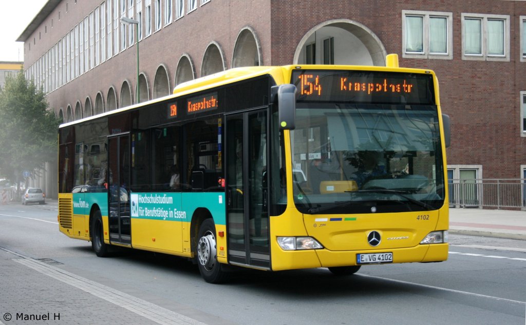 EVAG 4102 (E VG 4102) am HBF Essen, 13.7.2010.
Der Bus macht Werbung fr FOM.