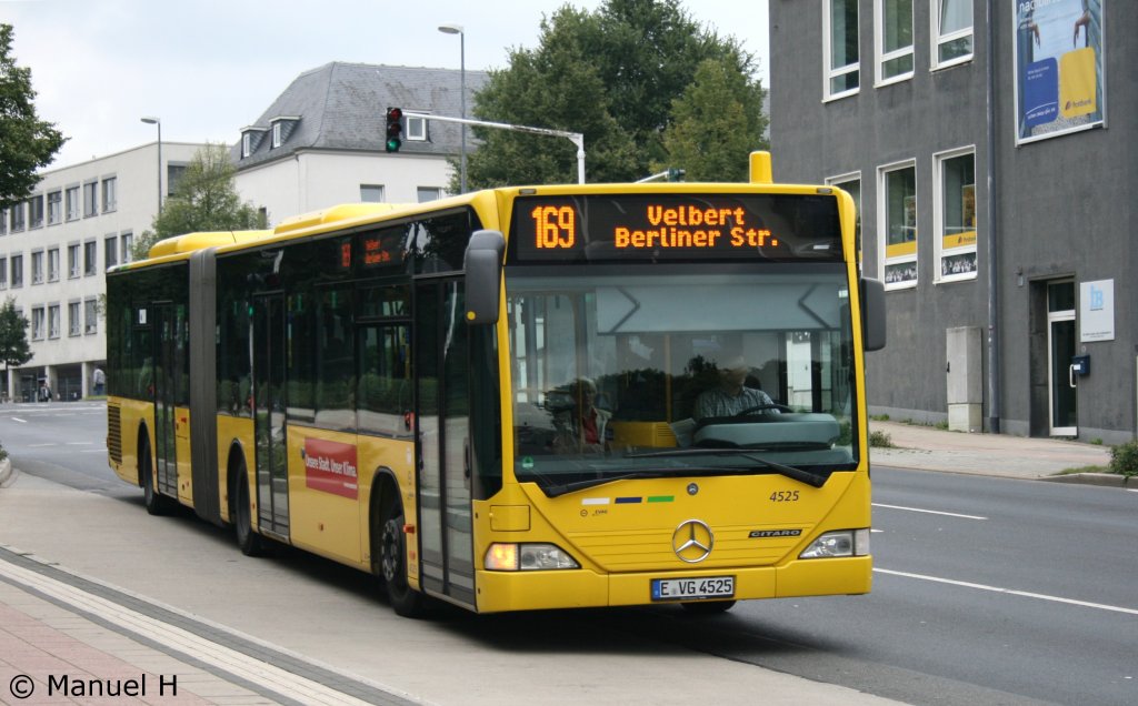 EVAG 4525 (E VG 4525).
Aufgenommen am Postamt in Velbert, 1.9.2010.
Die EVAG kommt in der Woche alle 20 Minuten mit der Linie 169 nach Velbert.
Zwei Kurse werden von Schiwy im Auftrag der Rheinbahn auf der Linie 169 gefahren.
