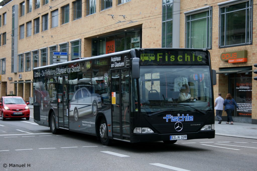 Fischle (ES N 239), aufgenommen am Bahnhof Esslingen, 17.8.2010.
Der Bus wirbt fr Das Autohaus am Glasturm.
