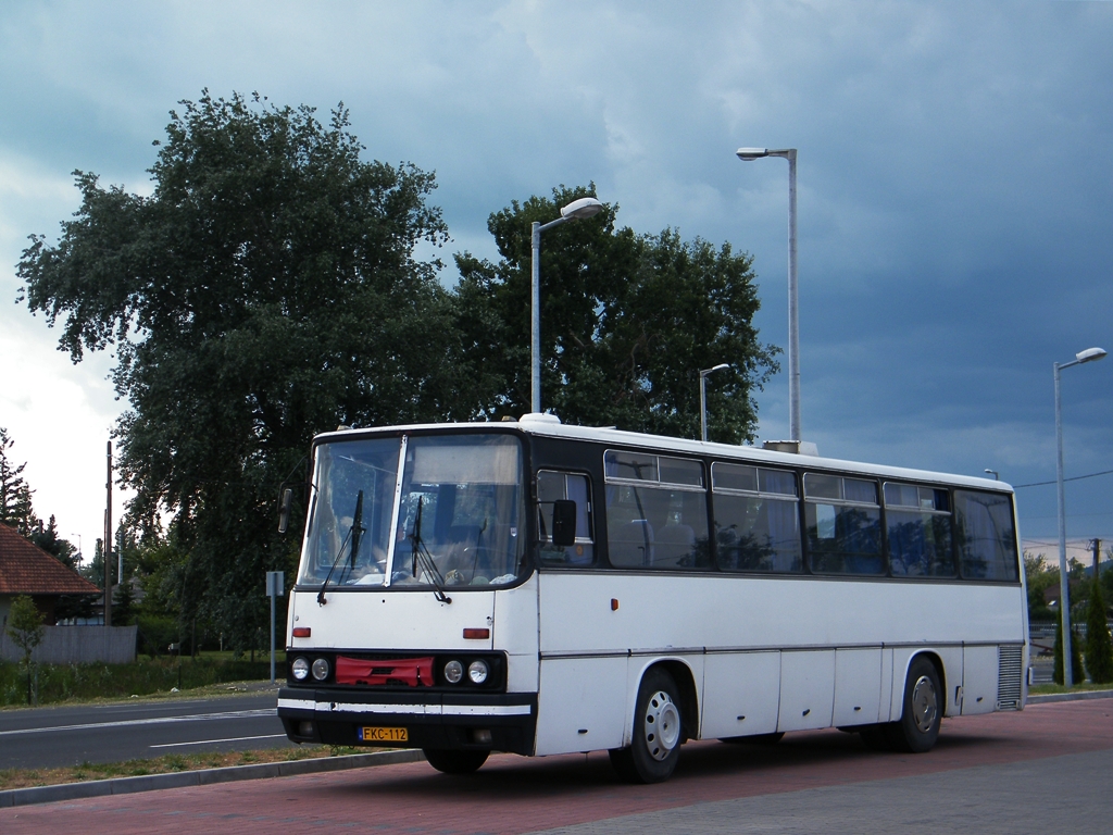 FKC-112 (Privat Ikarus 260) wartet in Fonyd, am 28. 07. 2010. 