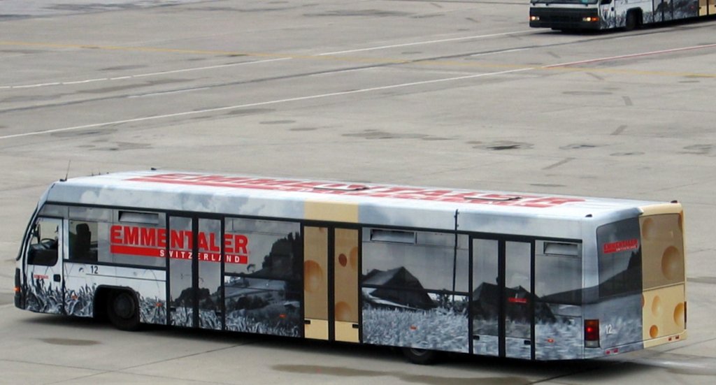 Flughafen Zrich Kloten, Transferbus Nr. 12 mit Werbung Emmentaler. (Aufnahme 12.08.2006)