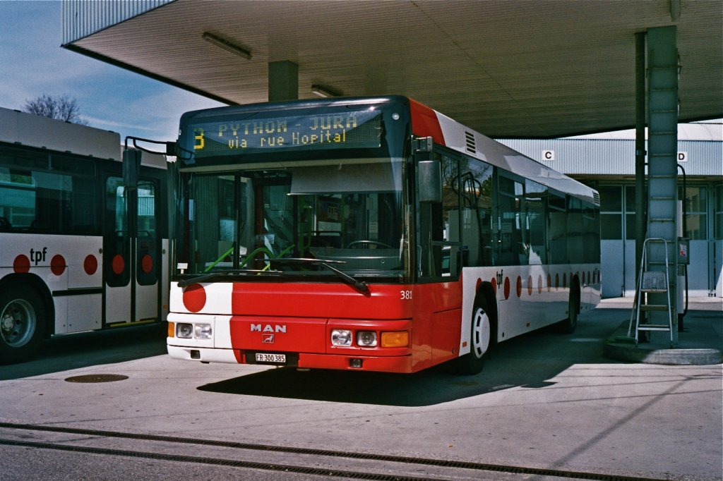 Fribourg; TPF-Autobus 381; MAN-Niederflurbus der bergangsserie 1997/98 mit neuer Frontscheibe und altem Bug, 
die in der Schweiz nur in wenigen Exemplaren zu finden ist; erster Niederflurbus und einziger MAN-Bus der TPF Fribourg;
Aufnahme von 2005 (Trolleybus-Depot Fribourg)