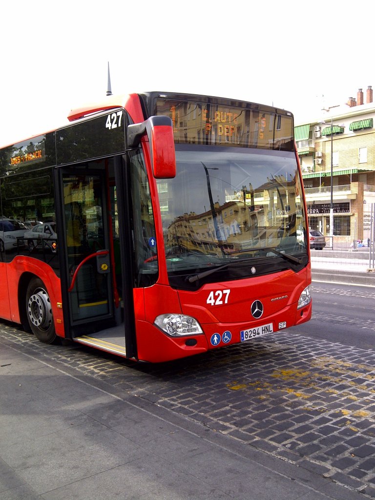 Frontansicht vom Wagen 427, MB Citaro C2 G, an der Endhaltestelle Estacin de autobuses in Granada am 21/06/2013.
