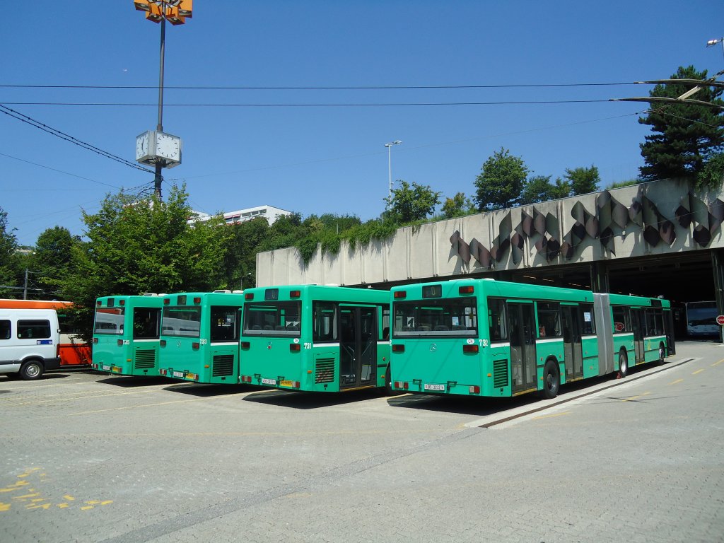 Fr die TL Lausanne im Einsatz (von rechts nach links): BVB Basel - Nr. 732/BS 3232; Nr. 731/BS 3231; Nr. 733/BS 3233; Nr. 735/BS 3235 - Mercedes O 405GN (ex Deutschland) am 12. Juli 2011 in Lausanne, Dpt Borde