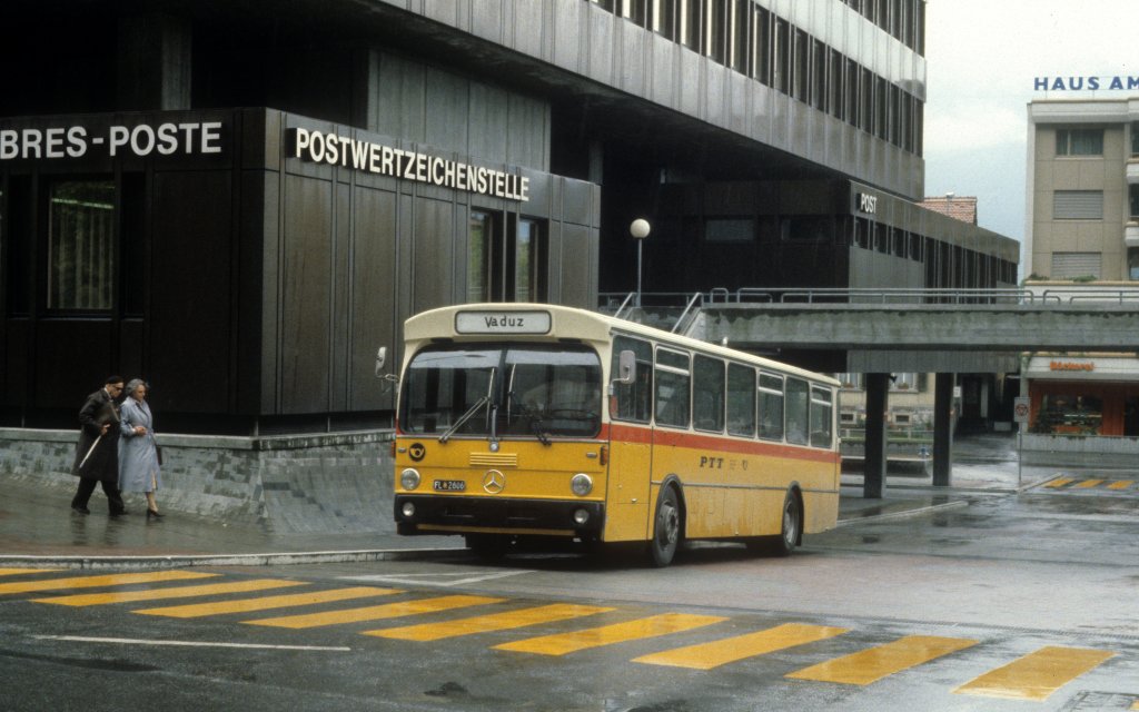 Frstentum Liechtenstein PTT: Postbus (Mercedes Benz) am Postamt in Vaduz am 27. Juni 1980. 