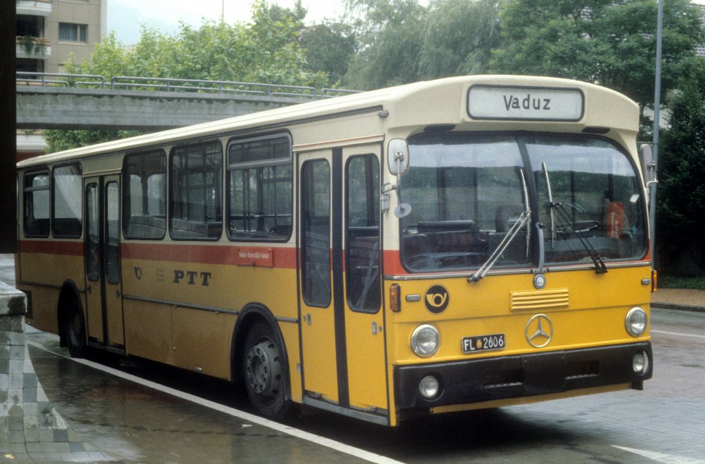 Frstentum Liechtenstein PTT: Postbus (Mercedes Benz) am Postamt in Vaduz am 27. Juni 1980.