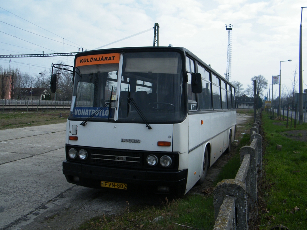 FVN-802 (Privat Ikarus 256) wartet beim Bahnhof Fonyd, am 03. 04. 2011. 