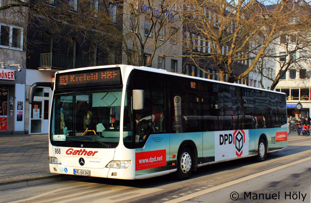 Gather fhrt im Auftrag der SWK die Linie 069.
Dieser Bus hat die Auftragsnummer 958.
Aufgenommen an der Rheinstrasse in Krefeld, 4.2.2012.