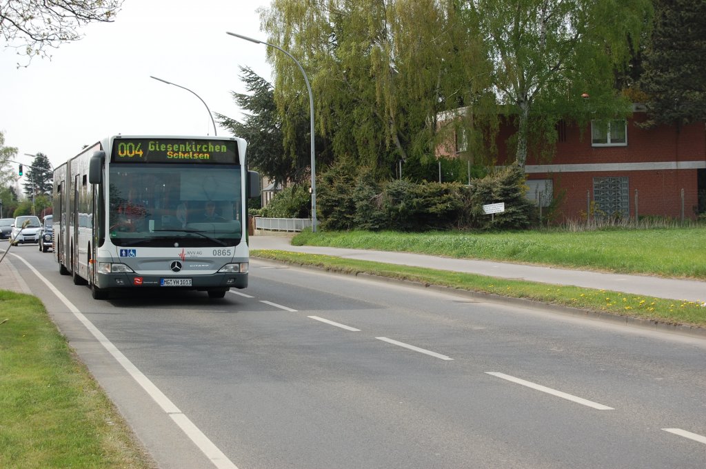Gelenkbus 0865 auf der Linie 004 nach Giesenkirchen-Schelsen unterwegs. Abgelichtet am Sonntag den 25.4.2010 in Gnhoven. 
