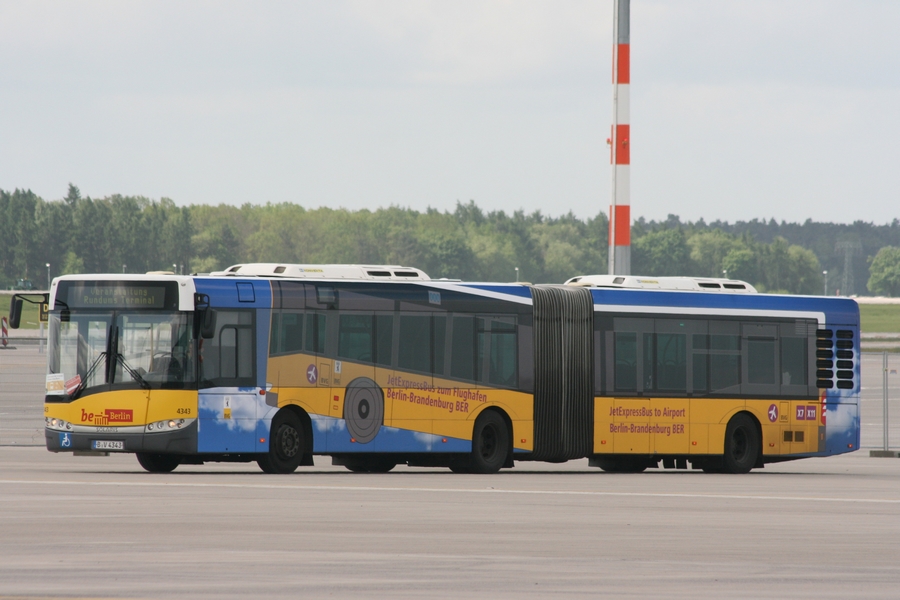 Gelenkbus Solaris Urbino der BVG bei den Besuchertagen auf dem Vorfeld des neuen Flughafens Berlin-Brandenburg BER  Willy Brandt  am 12.5.2012