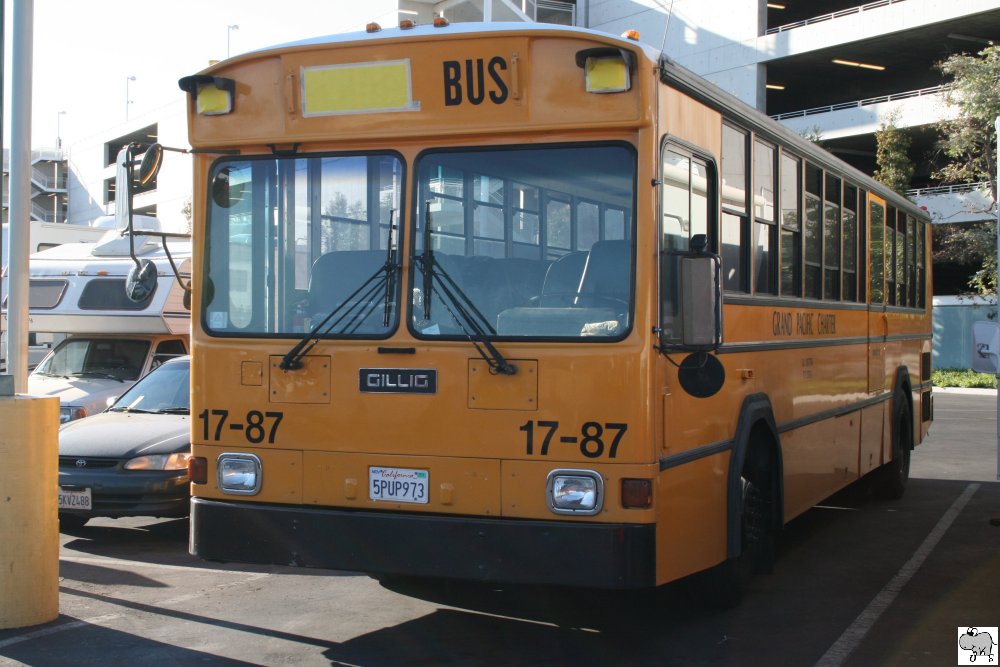 Gillig Phantom School Bus  Grand Pacific Charter . Aufgenommen am 1. Oktober 2011 im Disneyland Anaheim im Groraum Los Angeles.