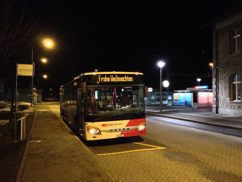 GlarnerBus/ NIEDERER AUTOBETRIEB, Setra S 415 NF (GL 44 / Nr. 25) am 24.12.2012 beim Bahnhof Näfels-Mollis. Der Bus verkehrte auf der Linie 511 nach Filzbach-Obstalden.