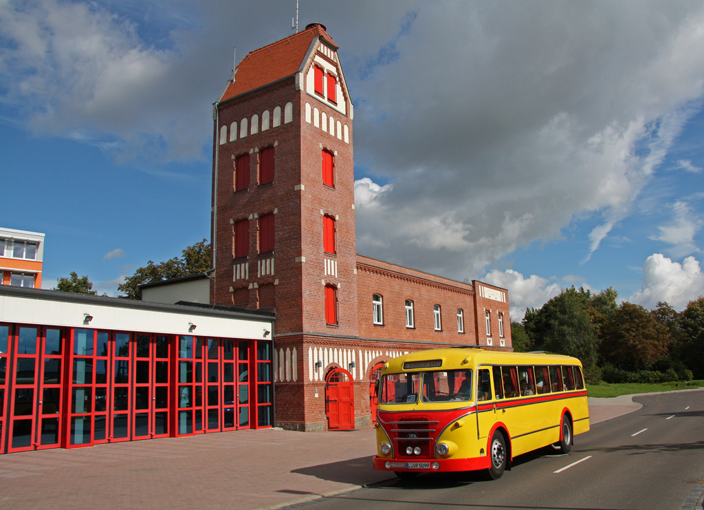 Gleich nach der Abfahrt am Straenbahndepot passierte der Bus das ebenfalls 100jhrige Schkeuditzer Feuerwehrgertehaus, 18.09.2010.