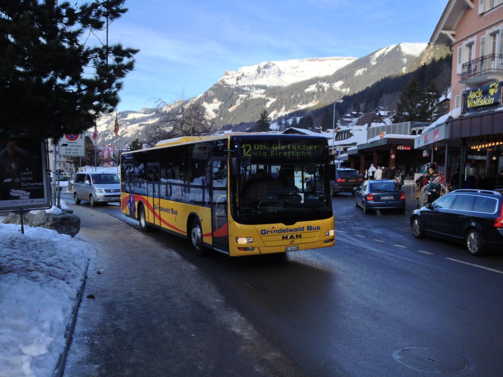 Grindelwald Bus, MAN NL 353 (BE 364408 / Nr. 24) ist am 31.12.2012 auf der Linie 1 Fahrrichtung 12 nach Oberer Gletscher unterwegs. Als Aussenstehender ein etwas gewhnungsbedrftiges System mit Angabe dieser Fahrrichtungsnummer an Stelle der Liniennummer...